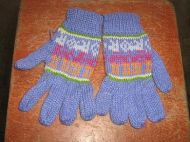 Hellblaue, gemusterte Handschuhe aus Alpakawolle