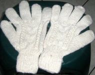 Weisse Handschuhe aus Alpakawolle mit Zopfmuster