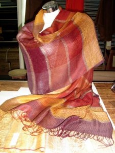 Roter Designer Schal aus Babyalpaka Wolle und Seide