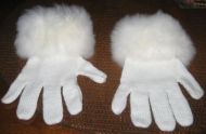 Weisse Handschuhe aus Alpakawolle mit einem Alpakafell Abschluss
