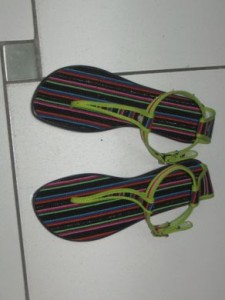 Gruene peruanische Flip Flops Sandalen aus Manta Stoff