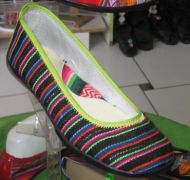 Farbenfroh gestreifte Damen Slipper aus peruanischem Manta Stoff