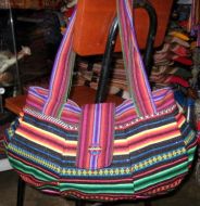 Peruanische Stofftasche mit grossen Henkel in verschiedenen Farbtoenen